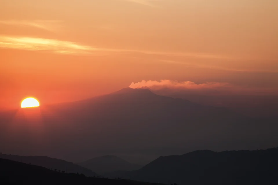 In Sicilia. Cronache del paesaggio ultimo. — 01 Etna all'alba vista da Petralia Soprana, FF_00469